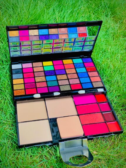 KissTouchMakeupKit1 scaled 1